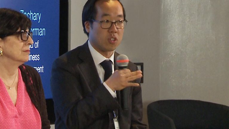 How can the private and public sectors work together to create smart cities?