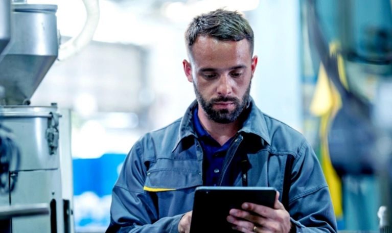 Production manager using a tablet