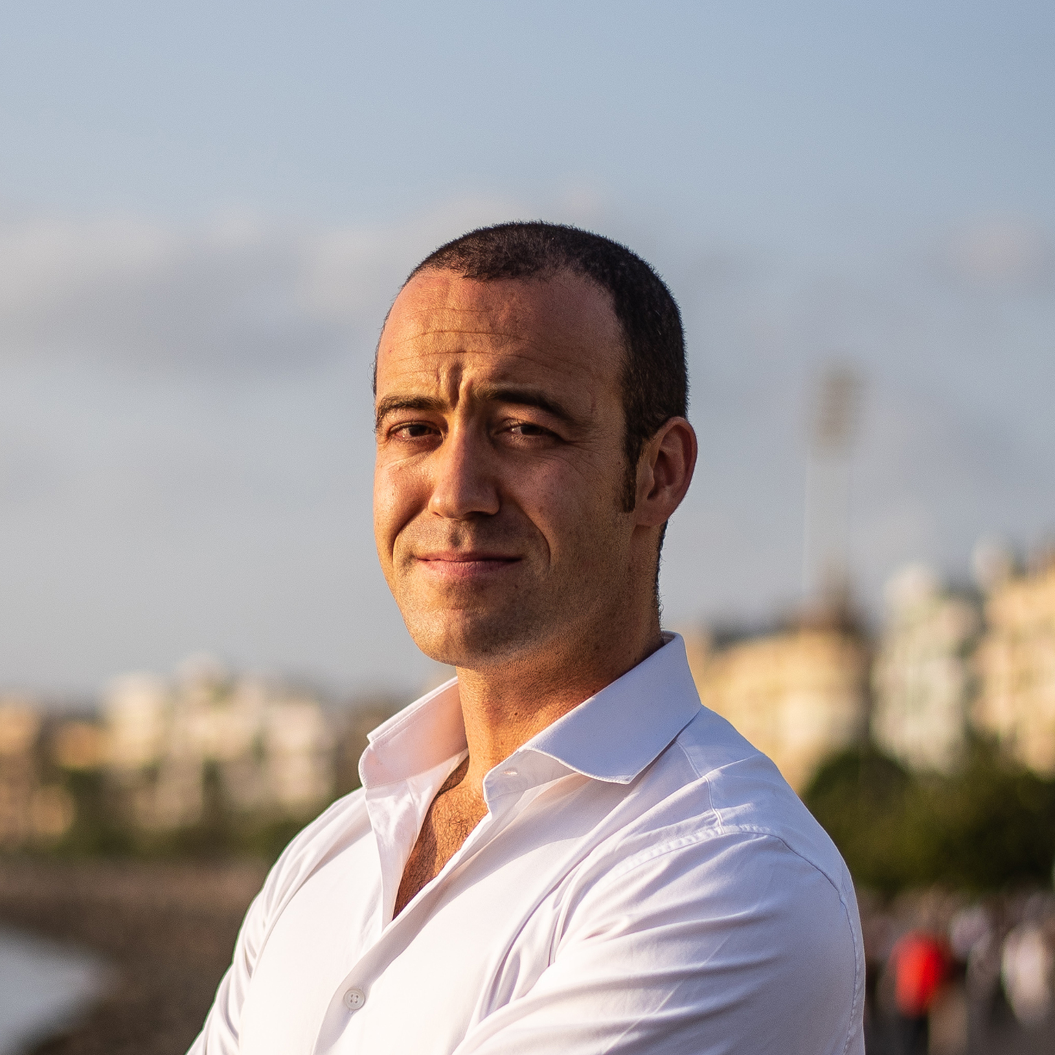 Headshot of Simon Mundy