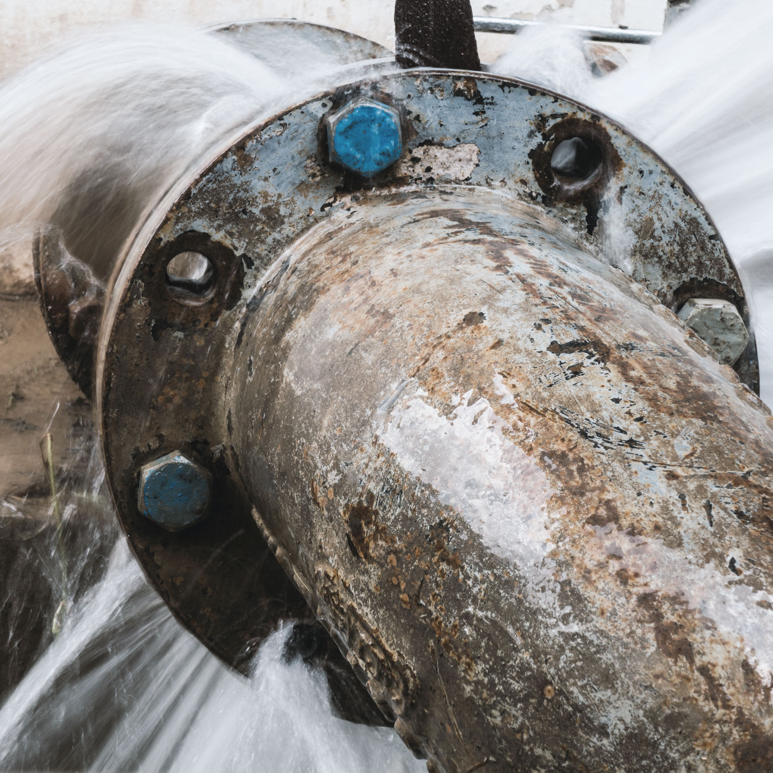 Large pipe bursting with water