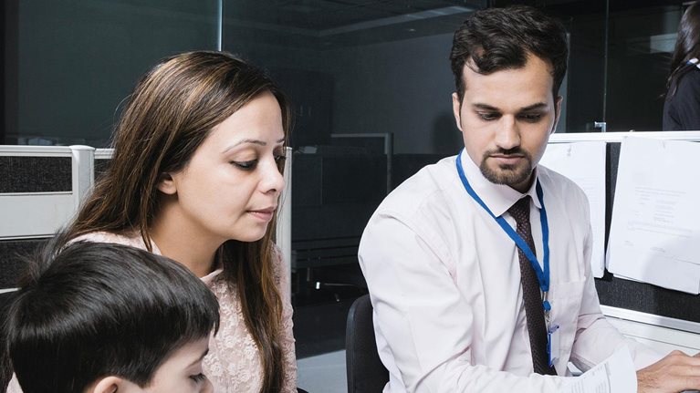 photo young woman talking to loan officer