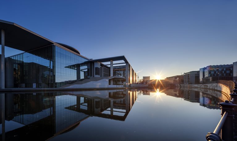 berlin_government_building_reflection_sunrise.jpg
